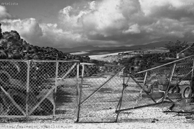 montañas de neumáticos Viajes Blanco y Negro (Digital)