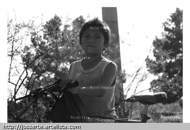 Niño y bicicleta Blanco y Negro (Digital) Retrato