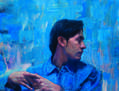 Hombre sobre fondo azul