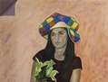 Muchacha con flores artificiales.