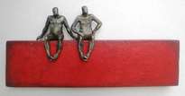 pequeños seres sentados en rojo (2)