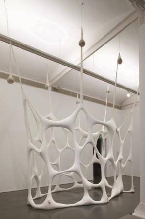 Ernesto Neto (Río de Janeiro, Brasil, 1964). Globulocell, 2001. Tul de licra, esferas de poliestireno y arena. Colección de Arte Contemporáneo Fundación ”la Caixa”