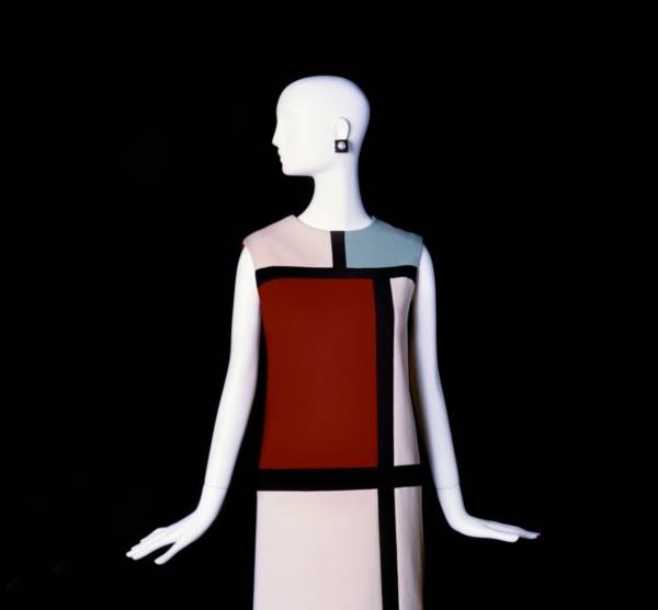 Vestido corto de cóctel Homenaje a Piet Mondrian Colección de alta costura Otoño-invierno de 1965 Punto de lana de color crudo con inserciones en negro, rojo, amarillo y azul  HC65H081.R1 ©Fondation Pierre Bergé – Yves Saint Laurent / Foto A. Guirkinger