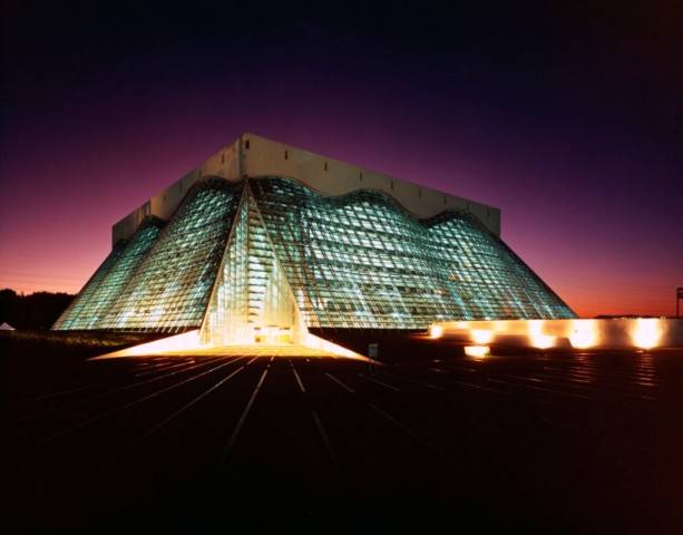 Mycal Cultural and Athletic Center, 1990 (vista nocturna) Shin-Shnada, Japón