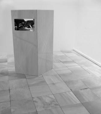 Andreas Fogarasi. La ciudad de color 2011. Mármol y fotografía