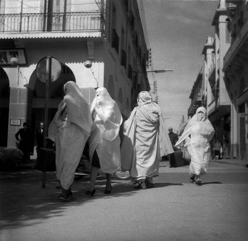 Copyright: Pierre Bourdieu / Fondation Pierre Bourdieu, St. Gall, Switzerland. Courtesy Camera Austria, Graz, Austria. 6.	EN ARGEL Y BLIDA. SECUENCIA DE IMÁGENES COMPUESTA POR PIERRE BOURDIEU