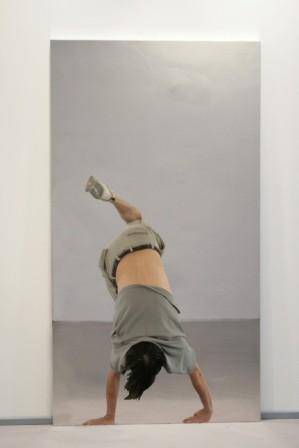 Michelangelo Pistoletto La capriola, 2007 Serigrafía sobre espejos de acero inoxidable pulido 250 x 125 cm 98,4 x 49,2 in Cortesía Galería Elvira González.