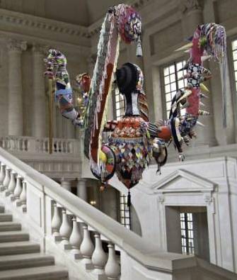Mary Poppins, 2010 Tricot et crochet en laine faits à la main, maille industrielle, tissus, ornements, polyester, câbles en acier 700 x 600 x 600 cm Collection de l’artiste Photomontage | Crédit photo: Château de Versailles/ Peter Mallet/Courtesy Haunch of Venison, Londres