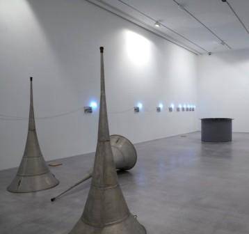 Vista de sala con obras de Mario Merz (pared izquierda) y de Michelangelo Pistoletto (en primer término, Las trompetas del juicio final y al fondo Pozzo Nero). Fotografía: Joaquín Cortés/Román Lores. Museo Nacional Centro de Arte Reina Sofía. 